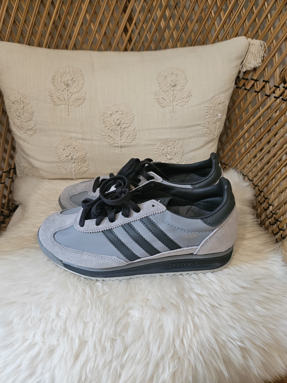 adidas Men's Gray and Black Classic Retro Trainers Fit Womens Size 7.5
